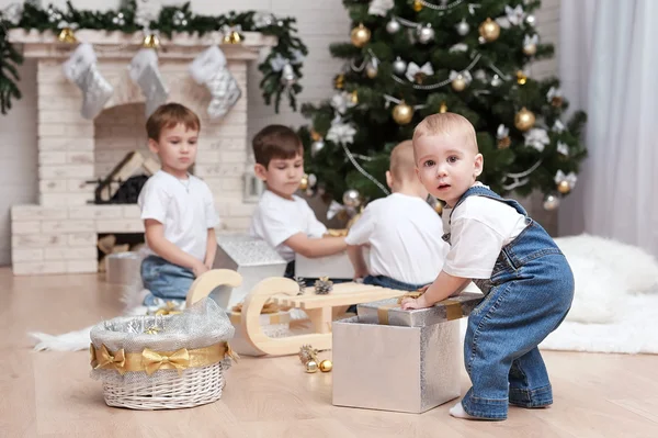 Niños con regalos de Navidad — Foto de Stock