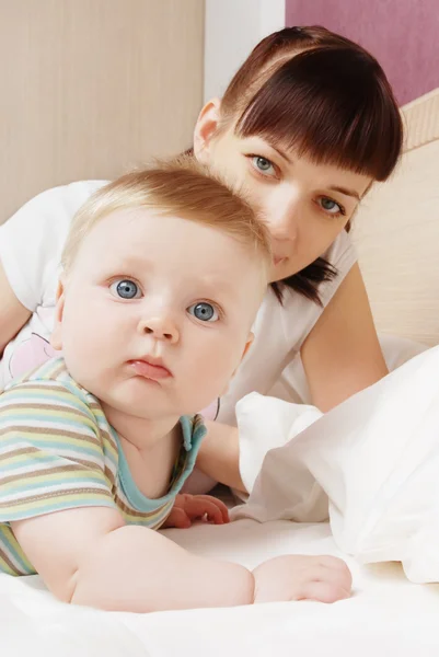 Mom with the small child — Stock Photo, Image