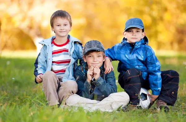 Jungen im Park — Stockfoto