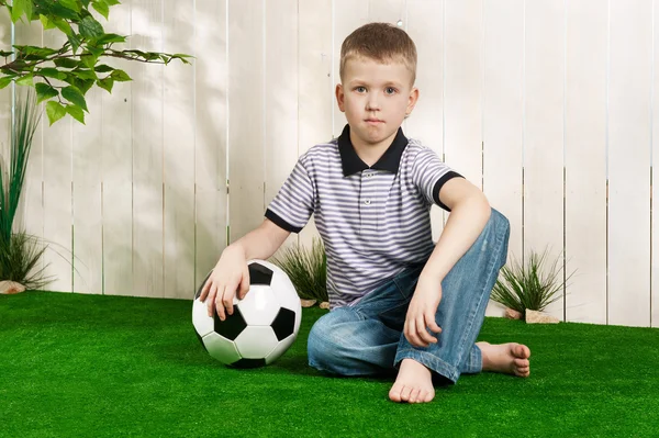 Μικρό αγόρι στο γρασίδι με την μπάλα — Φωτογραφία Αρχείου