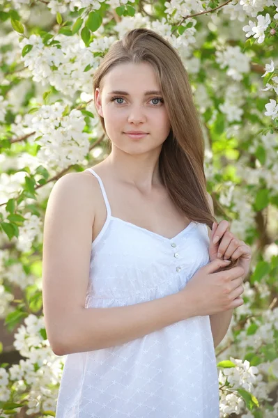 Dívka v kvetoucí jabloně — Stock fotografie