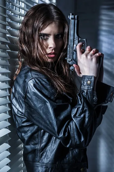 Ritratto di ragazza con pistola — Foto Stock