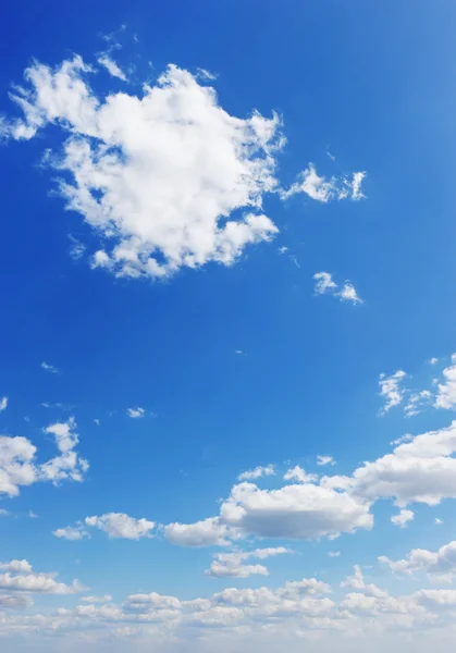 Ciel bleu avec nuages — Photo