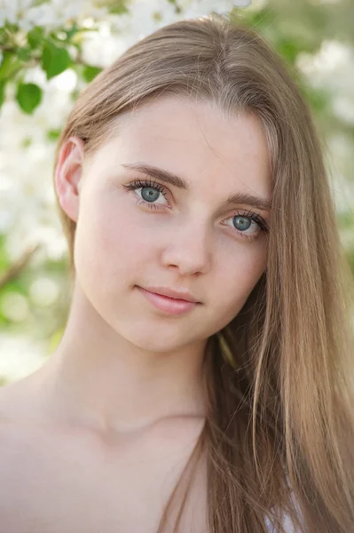 Young girl — Stock Photo, Image