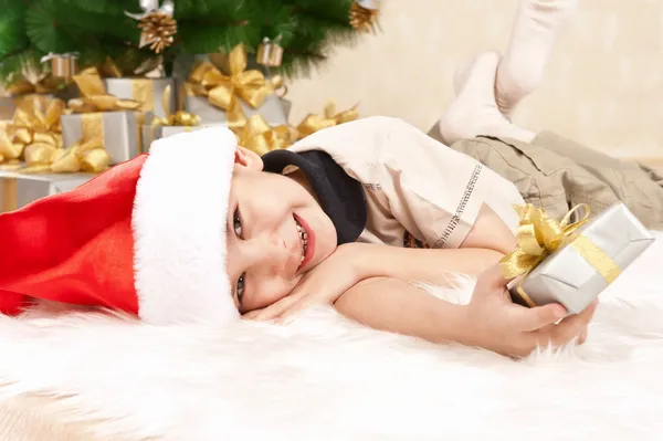 Niño con regalos —  Fotos de Stock