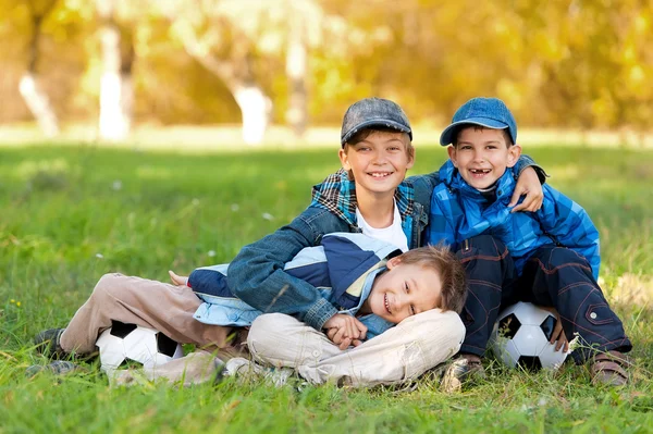 Jongens in park — Stockfoto