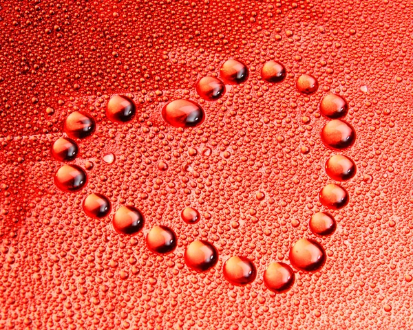 Gotas de agua en forma de corazón — Foto de Stock