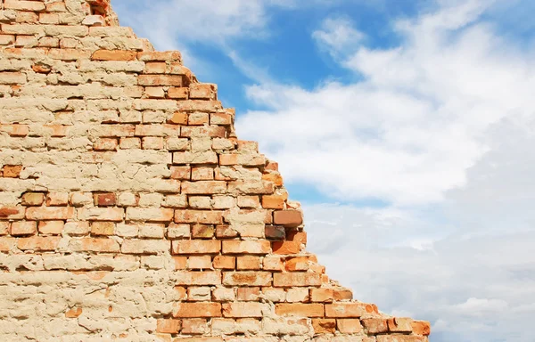 Muro di mattoni e cielo blu — Foto Stock