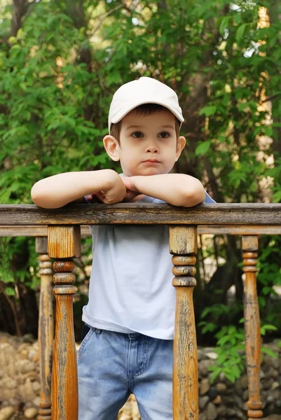 De jongen op zoek naar de verte — Stockfoto