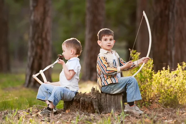 Dois rapazes na floresta. — Fotografia de Stock