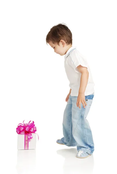 Niño con regalo — Foto de Stock