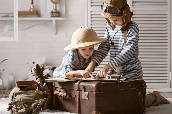 Jongens reizigers studeren kaarten en boeken — Stockfoto