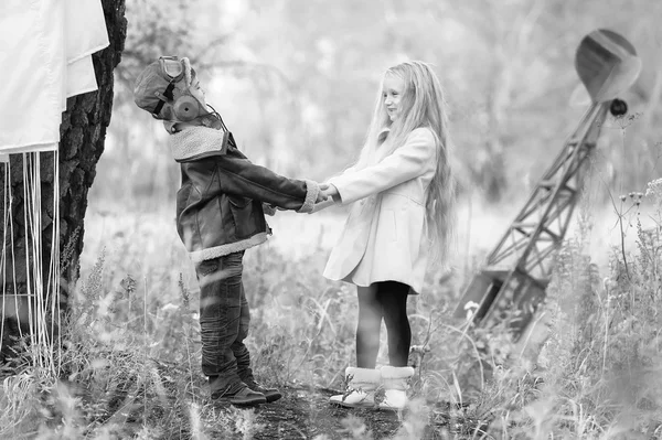 Pojke och flicka på fältet — Stockfoto
