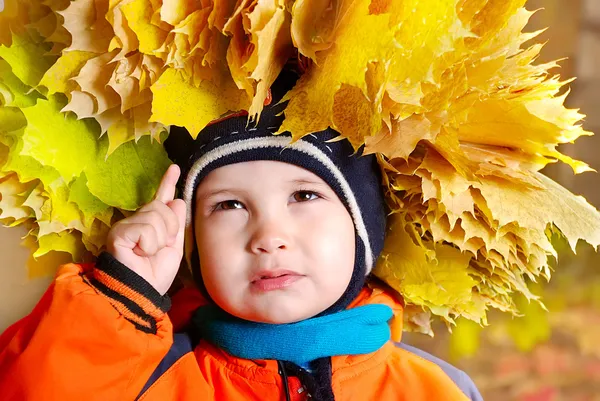 Barn med en krans av blad — Stockfoto