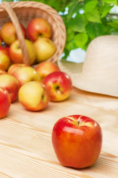 Созревшие сочные яблоки на столе — стоковое фото