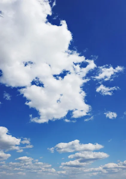 Blå himmel med moln — Stockfoto