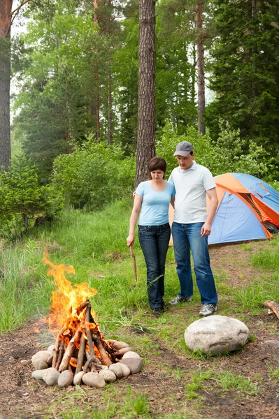 Paar heeft een rust op een natuur — Stockfoto