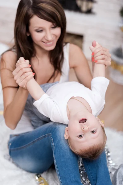 Lycklig mor med son — Stockfoto