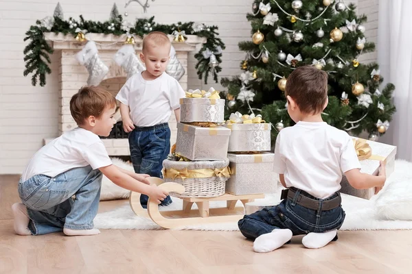 Children with  Christmas gifts — Stock Photo, Image