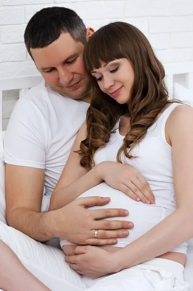 Casal esperando pelo bebê — Fotografia de Stock