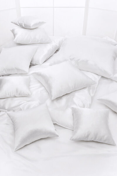 Белые подушки
