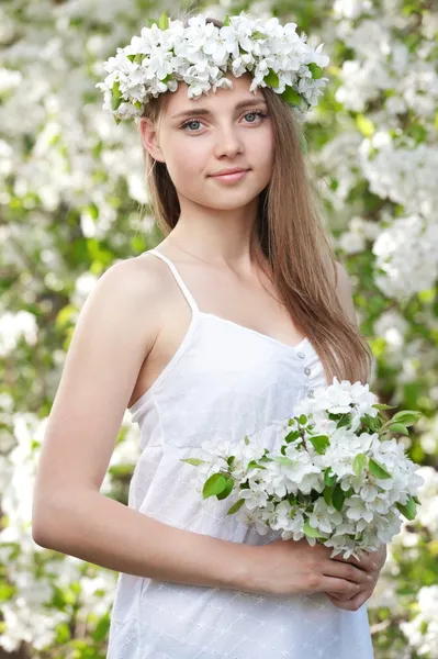 Virágzó Alma koszorú lány — Stock Fotó