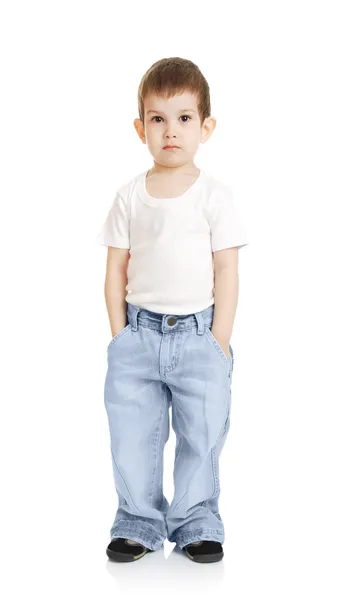 Liten pojke i jeans och en t-shirt — Stockfoto