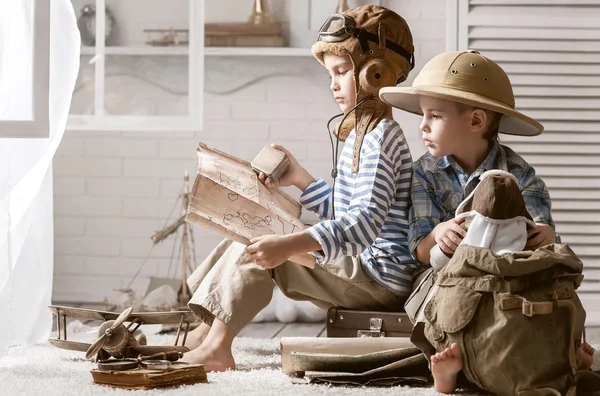 Jongens reizigers studeren kaarten en boeken — Stockfoto