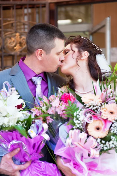 Kiss of the groom and the bride — Stock Photo, Image