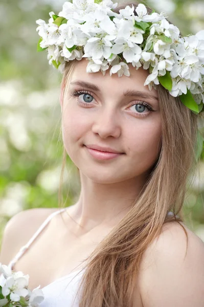 Girl in blossoming apple wreath — Stock Photo, Image
