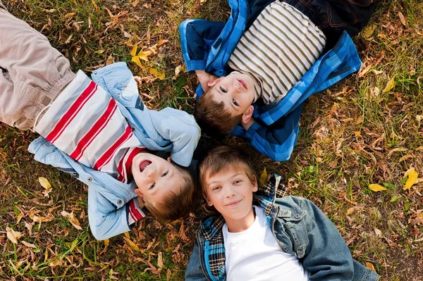 Мальчики на траве — стоковое фото