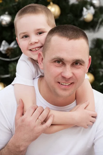 Pai e filho perto da árvore de Natal — Fotografia de Stock