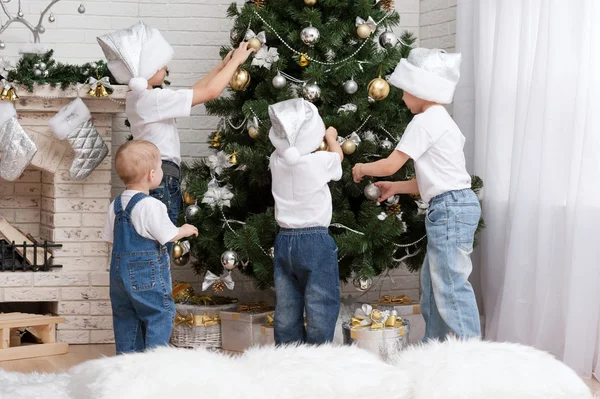 Kinder schmücken den Weihnachtsbaum — Stockfoto