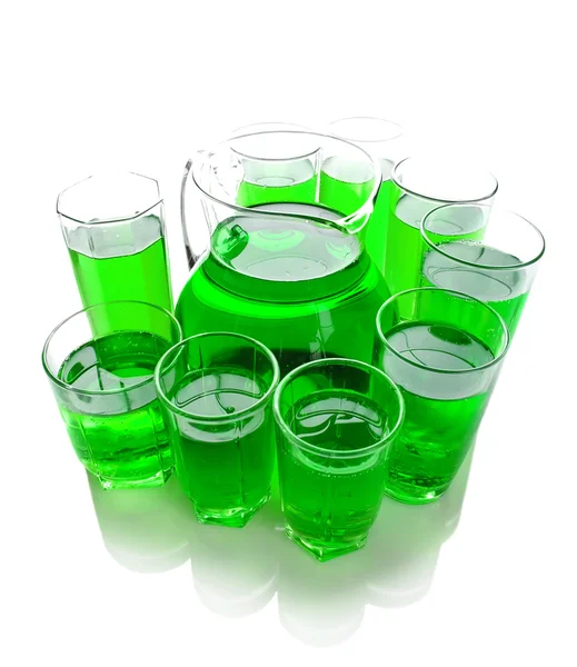 График и стаканы с зеленым напитком — стоковое фото