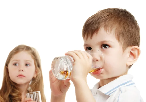 Pojken och flickan dricka juice — Stockfoto