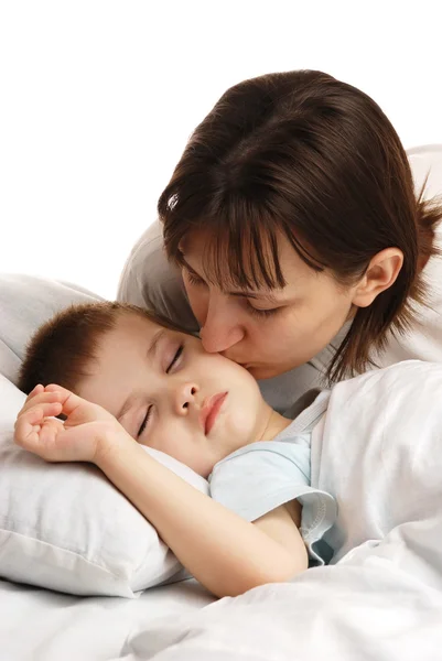Mama całuje śpiącego chłopca — Zdjęcie stockowe