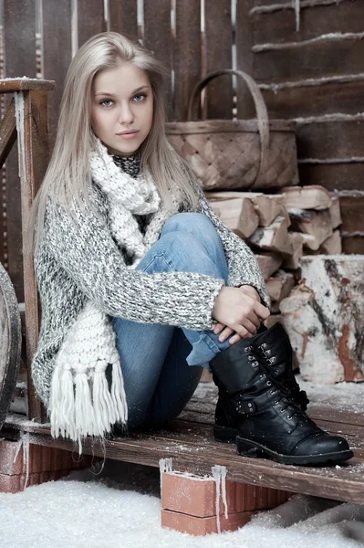 Девушка в теплом шарфе — стоковое фото