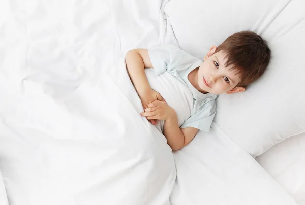 Мальчик в постели — стоковое фото