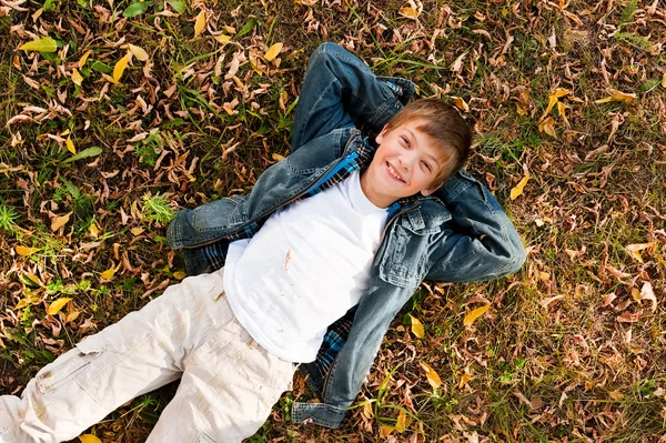 Jongen op gras — Stockfoto