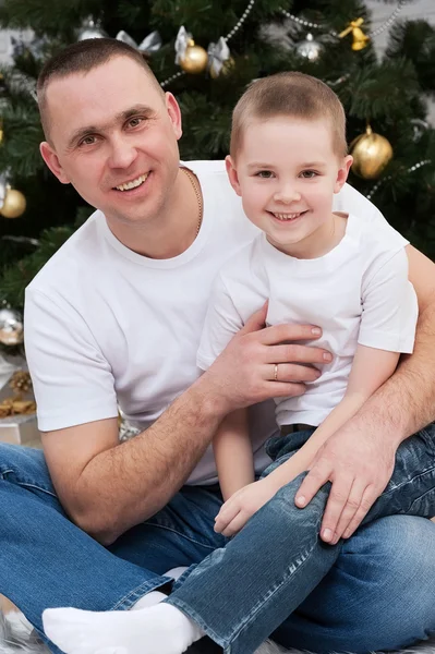 Pai e filho perto da árvore de Natal — Fotografia de Stock