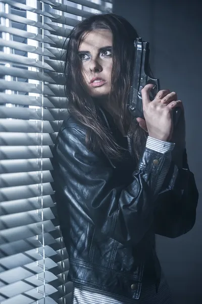 Ritratto di ragazza con pistola — Foto Stock