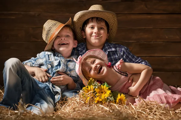 Çocuk saman üzerinde
