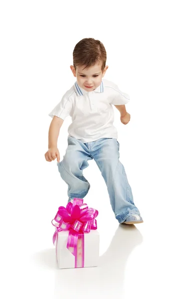 Junge mit Geschenk — Stockfoto