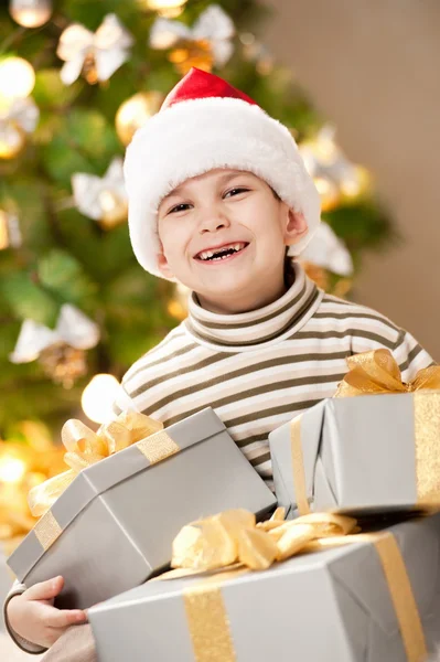 Enfant avec cadeaux — Photo