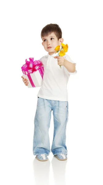 Menino com presente — Fotografia de Stock