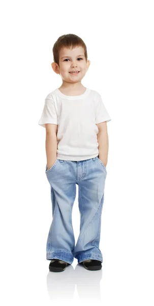 Мальчик в джинсах и футболке — стоковое фото