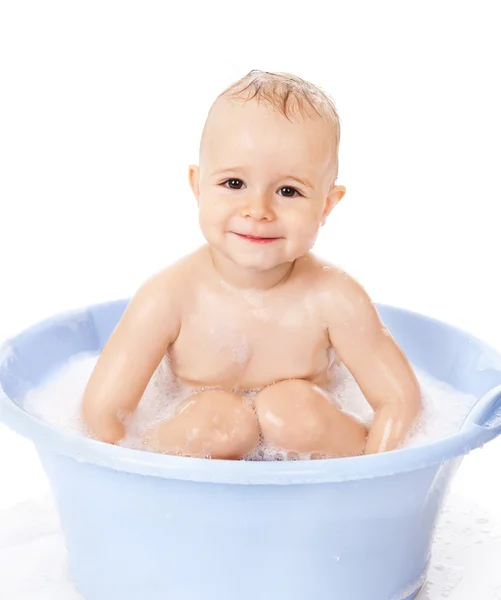 Pequeño niño se baña en un baño con espuma — Foto de Stock