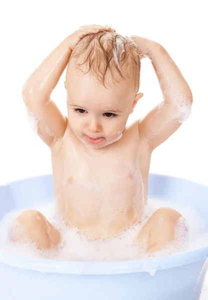Menino toma banho em um banho com espuma — Fotografia de Stock