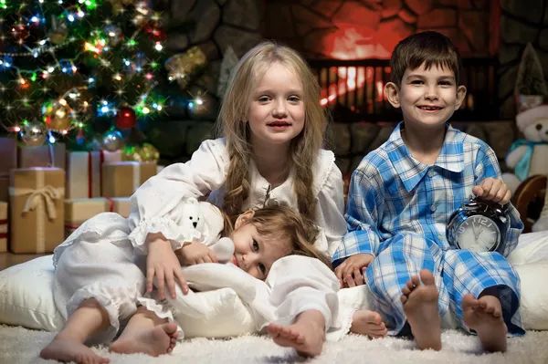 Crianças sob a árvore de Natal — Fotografia de Stock