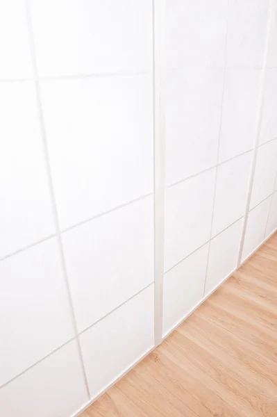 Mur blanc et plancher de bois — Photo